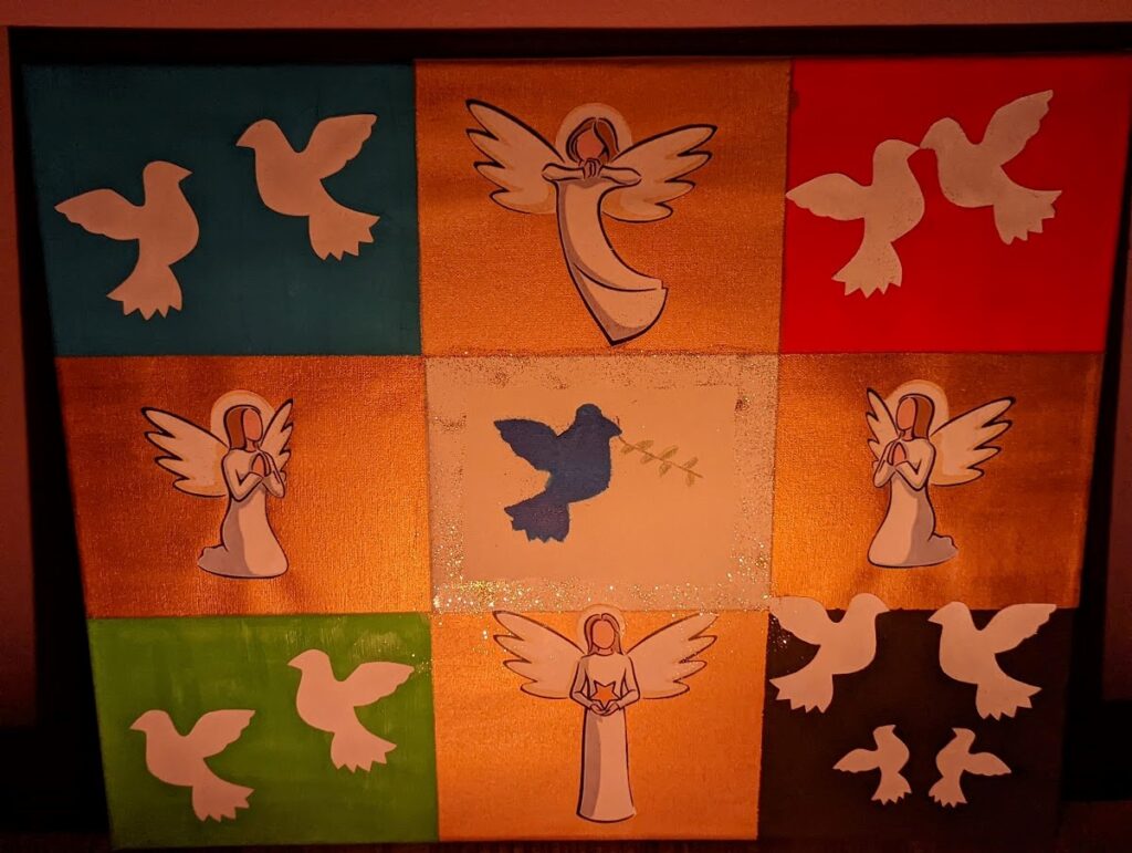 Ein Moasaik aus einzelnen farbigen Quadraten mit weißen Friedenstauben drauf. Zur Aktion "Malen für den Frieden"